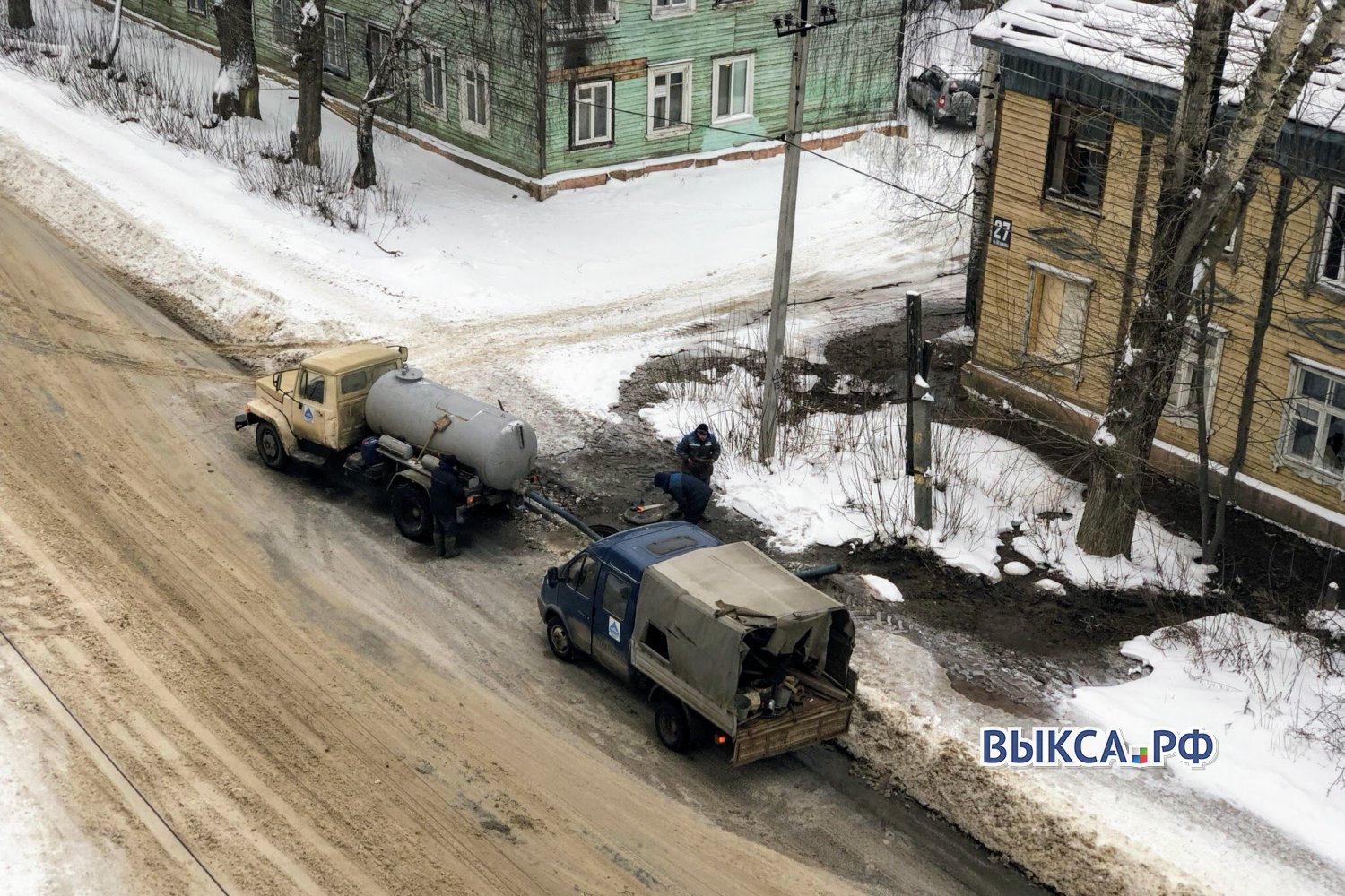 На улице Белякова прорвало трубу